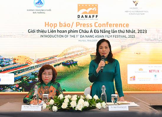 Phó Chủ tịch UBND thành phố Ngô Thị Kim Yến (trái) và Chủ tịch Hiệp hội Xúc tiến phát triển Điện ảnh Việt Nam Ngô Phương Lan (phải) trả lời các câu hỏi của nhà báo, phóng viên về công tác tổ chức DANAFF I tại buổi họp báo.