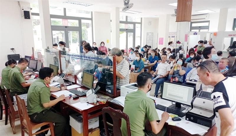Lực lượng Quản lý xuất nhập cảnh, Công an TP Đà Nẵng giải quyết thủ tục hành chính cho người dân.