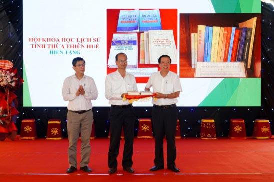 Hội Khoa học Lịch sử tỉnh Thừa Thiên-Huế tặng nhiều đầu sách cho Trung tâm Bảo tồn di tích Cố đô Huế.