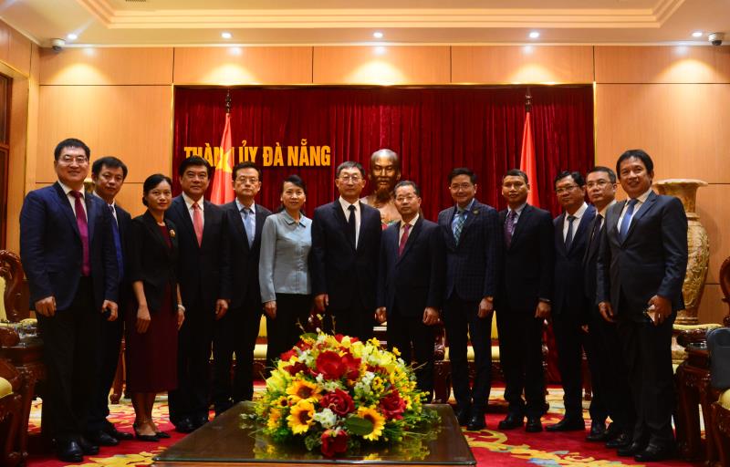Bí thư Thành ủy Đà Nẵng Nguyễn Văn Quảng và lãnh đạo thành phố, các sở ngành chụp ảnh lưu niệm với đoàn.