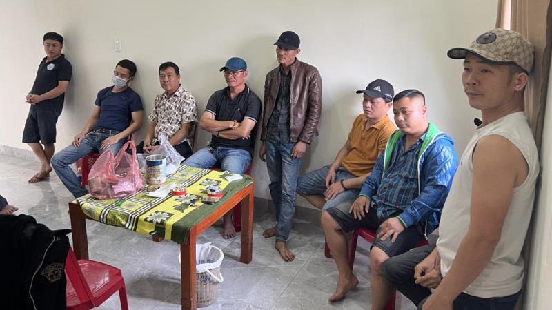 Các đối tượng tham gia chơi cờ bạc tại thôn Phú Sơn 2, Hòa Khương, Hòa Vang bị lực lượng Công an bắt quả tang ngày 21-2-2023.