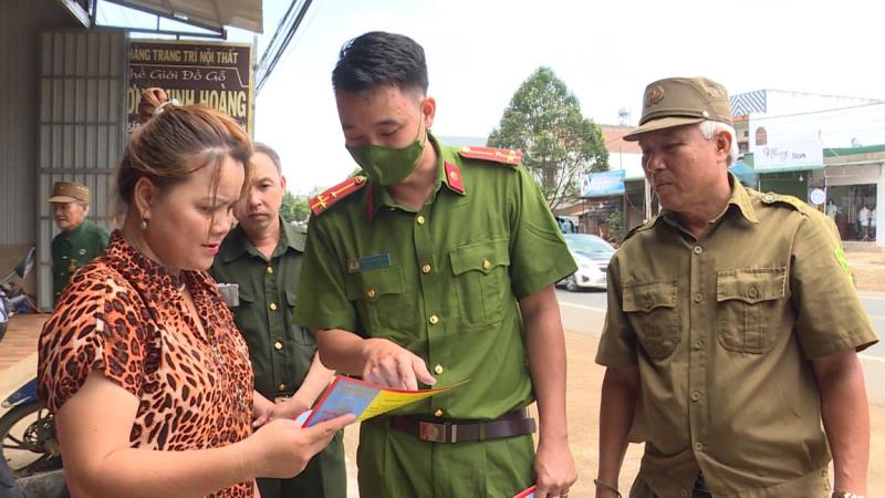 Lực lượng tuần tra của xã Hòa Ninh nhắc nhở 1 trường hợp đặt biển quảng cáo lấn chiếm vỉa hè.
