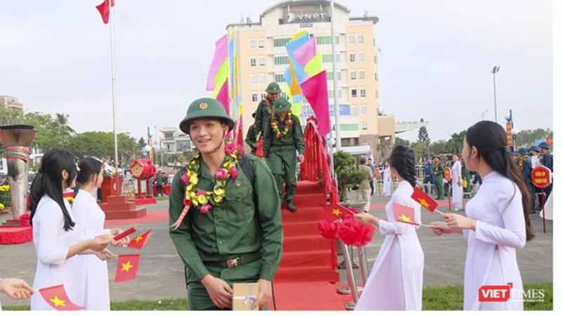 Tân binh tại lễ giao quân năm 2023 của quận Hải Châu, TP Đà Nẵng.