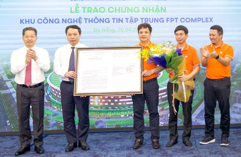 Lãnh đạo Bộ TT-TT, Thành ủy, UBND thành phố Đà Nẵng chụp ảnh lưu niệm cũng cán bộ, nhân viên Tập đoàn FPT