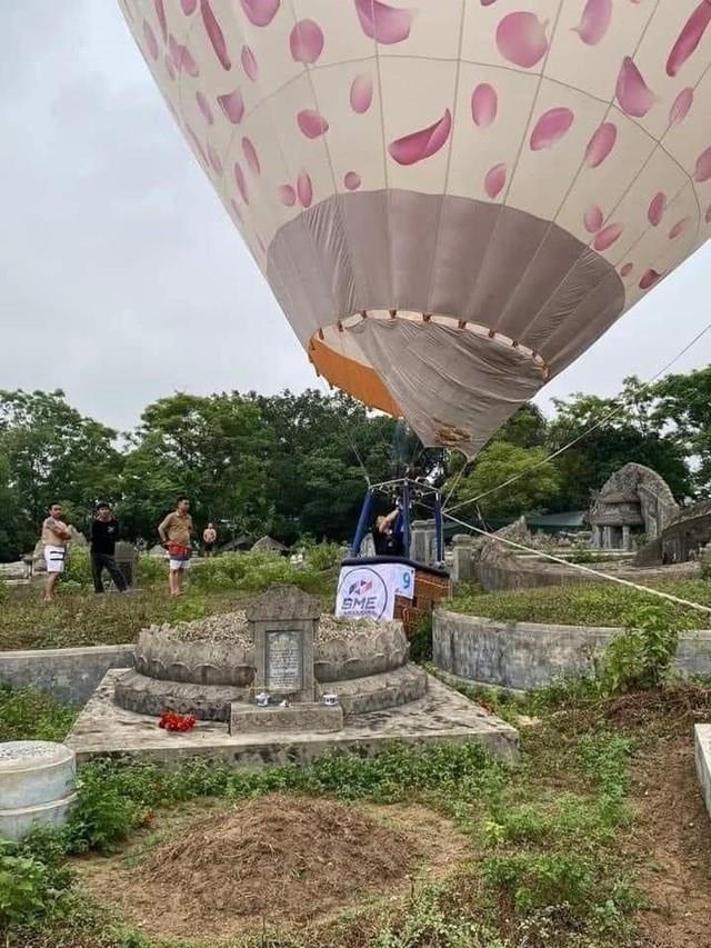 Hình ảnh khinh khí cầu đáp xuống khu vực nghĩa trang được lan truyền trên mạng xã hội.