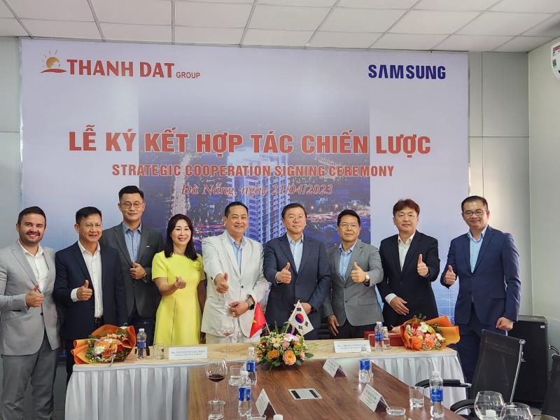 Đại diện lãnh đạo Tập đoàn Thành Đạt và Samsung Vina cùng một số đối tác chúc mừng hợp tác chiến lược giữa hai bên.