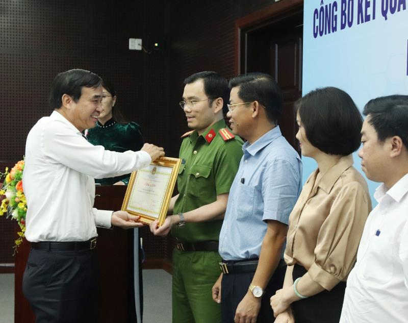 Đại diện Công an TP Đà Nẵng nhận Bằng khen của Chủ tịch UBND TP Đà Nẵng về công tác cải cách hành chính năm 2022.