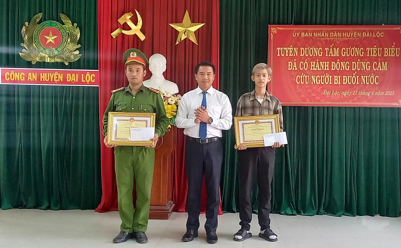Lãnh đạo UBND huyện Đại Lộc trao Giấy khen cho Đại úy Nguyễn Phước Đạt và anh Nguyễn Hồng Phúc.