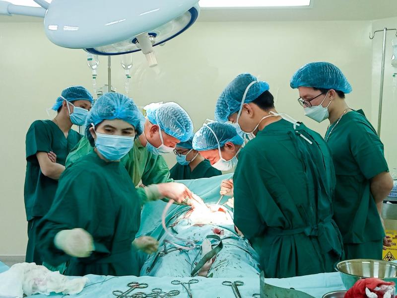 Bệnh nhân đang được tiến hành phẫu thuật cấp cứu khẩn cấp bởi ekip Khoa Ngoại