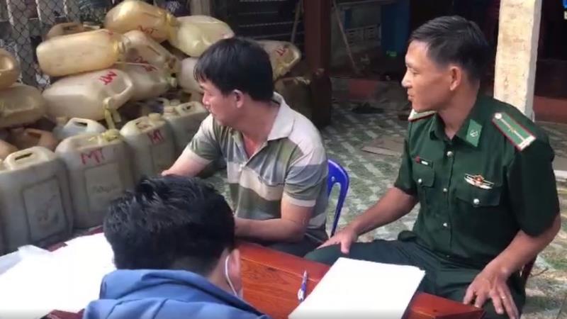 Lực lượng BĐBP Quảng Ngãi lập biên bản vụ việc.