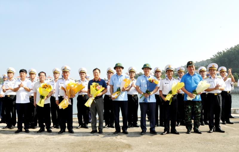 Tàu kiểm ngư Việt Nam KN-390 khởi hành đưa đoàn công tác và đoàn đại biểu đi thăm quân, dân huyện đảo Trường Sa và nhà giàn DK1.