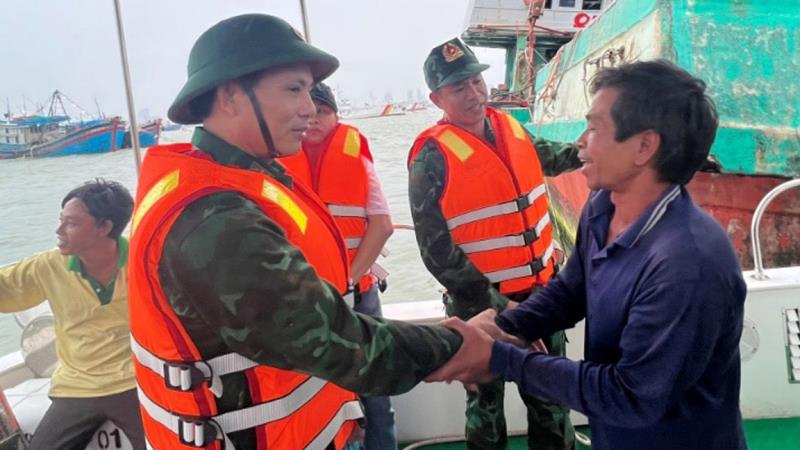 Đại tá Nguyễn Thanh Thủy tặng cờ Tổ quốc, động viên ngư dân phường Mân Thái, quận Sơn Trà bám biển sản xuất.
