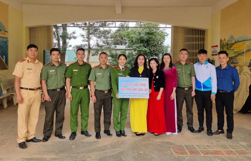 Đại úy Đặng Thị Hải Hà (thứ 5 từ trái sang) cùng Ban chấp hành Đoàn cơ sở Công an TP Đà Lạt trao công trình “Cổng trường xanh – sạch – đẹp” cho trường Tiểu học Xuân Thọ, TP Đà Lạt.