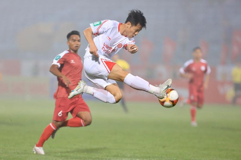 Viettel (áo trắng) và Hà Nội FC phải loại nhau ở vòng 1/8.