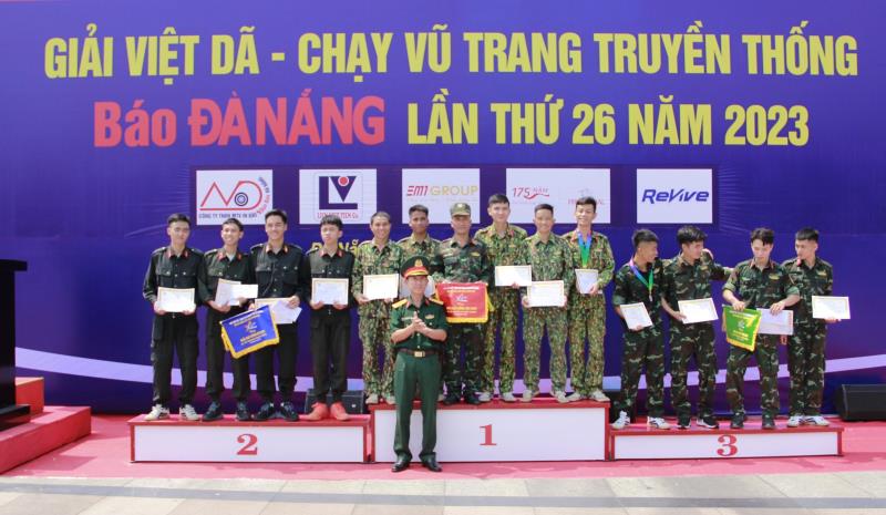 Ban tổ chức trao giải cho các VĐV khối lực lượng vũ trang.