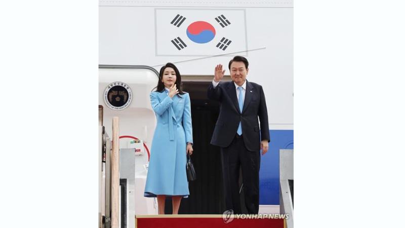 Tổng thống Hàn Quốc Yoon Suk-yeol cùng đệ nhất phu nhân lên máy bay bắt đầu chuyến thăm cấp nhà nước tới Mỹ.
