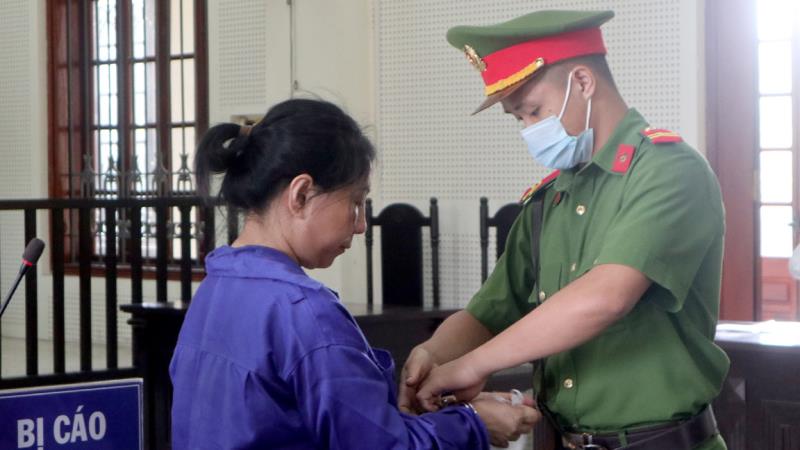 Bị cáo Nguyễn Thị Hương khóc khi trình bày tại tòa.