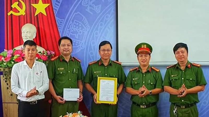 Lãnh đạo Công an quận Thanh Khê và UBND P. Hòa Khê trao thưởng cho Công an phường Hòa Khê.