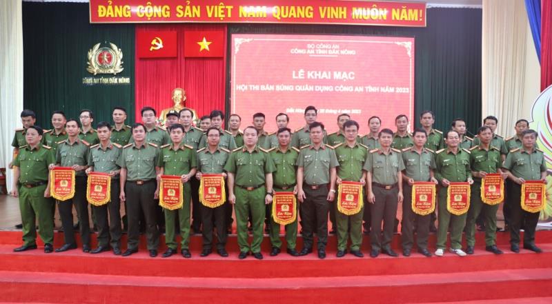 Trung tá Nguyễn Hữu Đức, Phó Giám đốc Công an tỉnh trao cờ lưu niệm cho các đội tuyển