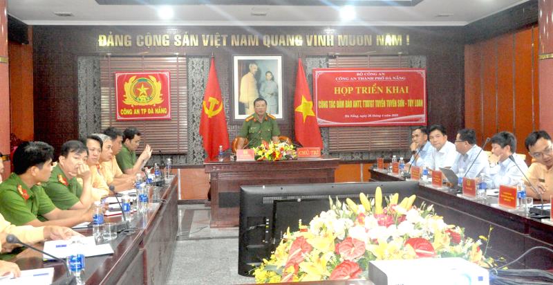 Đại tá Trần Phòng- Phó Giám đốc Công an TP chủ trì buổi làm việc.