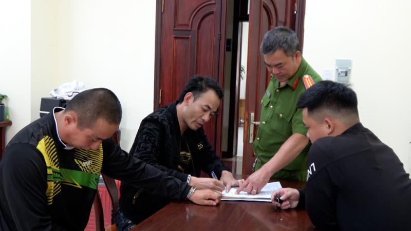 Cơ quan Công an làm việc với 2 đối tượng Thanh và Lưu (bên trái hình).