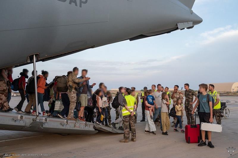 Các công dân nước ngoài sơ tán khỏi Sudan ngày 23-4. Ảnh: AFP