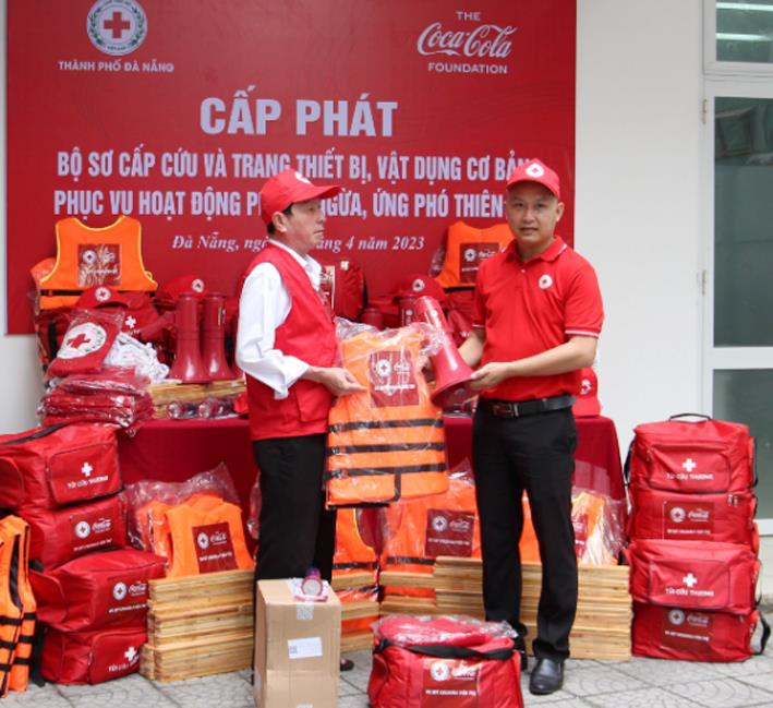 Hội Chữ Thập đỏ TP cấp phát bộ dụng cụ sơ cấp cứu và ứng phó cho các đội tình nguyện viên Chữ thập đỏ.