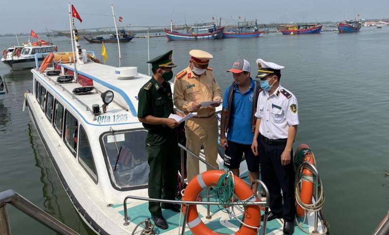 Cảnh sát đường thủy Công an tỉnh Quảng Nam phối hợp kiểm tra các phương tiện hoạt động trên tuyến Cửa Đại - Cù Lao Chàm, TP Hội An.