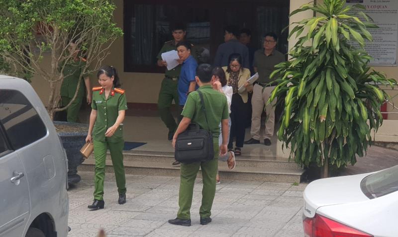 Lực lượng Công an khám xét Chi nhánh VPĐKĐĐ TP Quảng Ngãi.