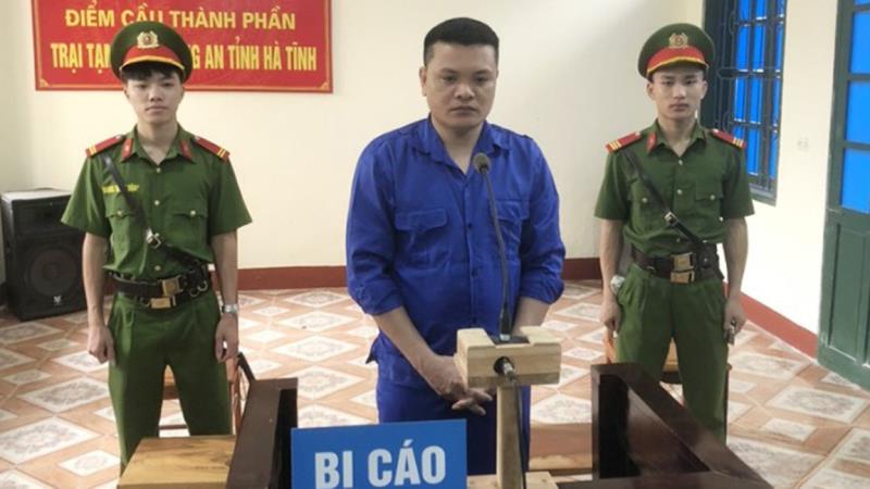 Bị cáo Phong tại phiên xét xử trực tuyến.