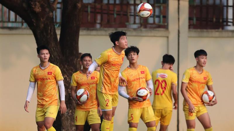 U23 Việt Nam ra sân tập buổi đầu tiên sau khi đặt chân đến Campuchia.