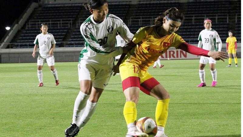 Tuyển nữ Việt Nam (phải) có thế trận tốt trước đội bóng Trường Đại học Thể dục thể thao Osaka.