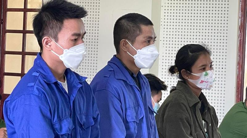 Ba bị cáo Cụt Phò Thuận, Xeo Văn Dậu và Cụt Thị Bông tại tòa.