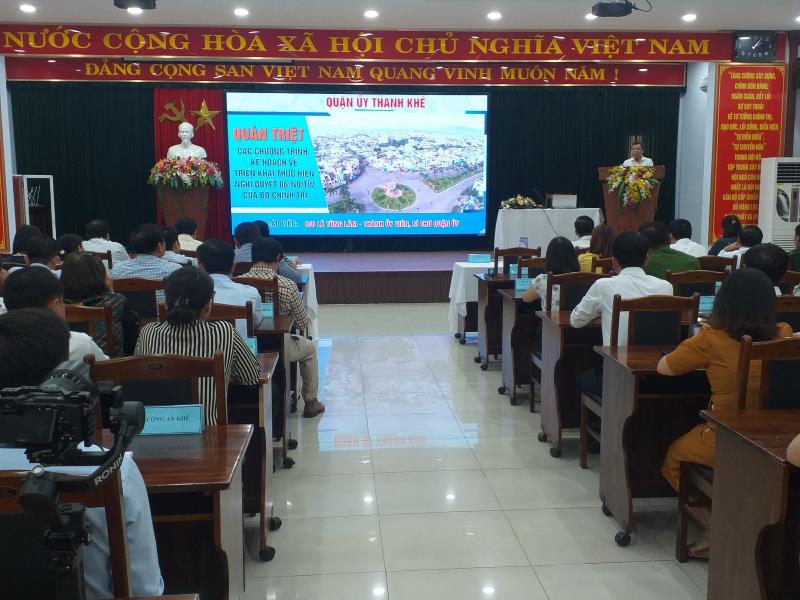 Bí thư Quận ủy Thanh Khê Lê Tùng Lâm phát biểu tại hội nghị