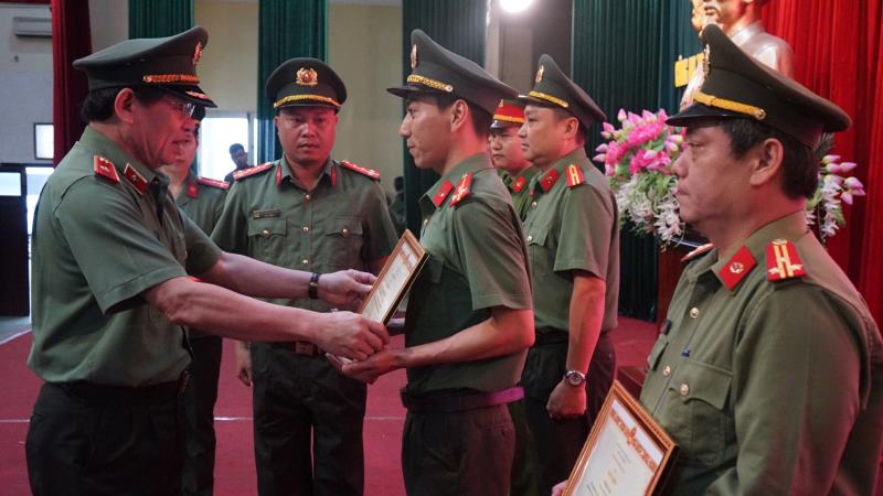 Thượng tá Nguyễn Đại Đồng, Phó Giám đốc Công an TP trao Giấy khen cho các tập thể, cá nhân có thành tích xuất sắc.