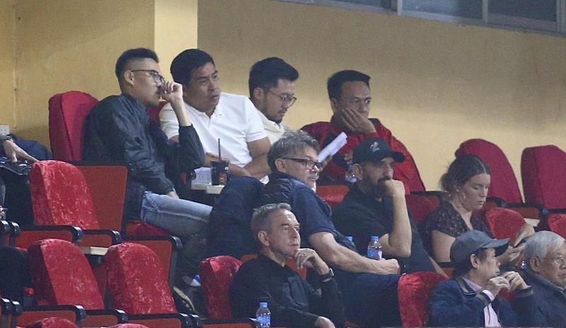 HLV Troussier theo dõi trận đấu giữa Viettel và Bình Thuận trên sân Hàng Đẫy tối 1-4.