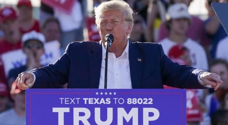 Ông Donald Trump phát biểu tại một buổi vận động tranh cử ở sân bay Waco, Texas, ngày 25-3-2023. Ảnh: AP