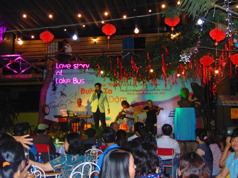 Đêm nhạc "Đường xa vạn dặm" tưởng nhớ 22 năm ngày mất của cố nhạc sỹ Trịnh Công Sơn thu hút đông đảo khán giả ái mộ nhạc Trịnh đến xem.