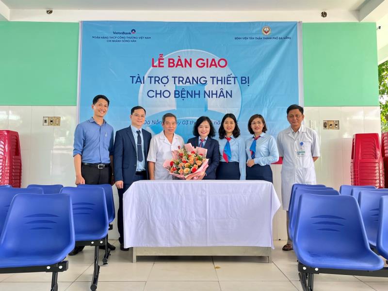 Lãnh đạo VietinBank Cho nhánh Sông Hàn bàn giao các dãy ghế phòng chờ phục vụ công tác khám chữa bệnh cho Bệnh viện Tâm thần Đà Nẵng