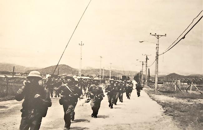 Nhân dân Đà Nẵng đón mừng Quân Giải phóng tiến vào thành phố ngày 29-3-1975. (Ảnh tư liệu)