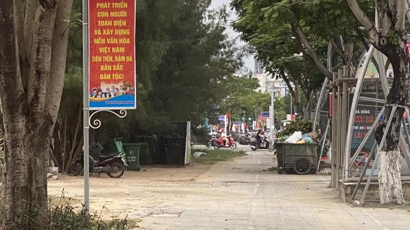 Điểm tập kết rác và thùng đựng rác đặt ngay bên ngoài hàng cây của khu đất góc đường Hoàng Diệu- Nguyễn Văn Linh.
