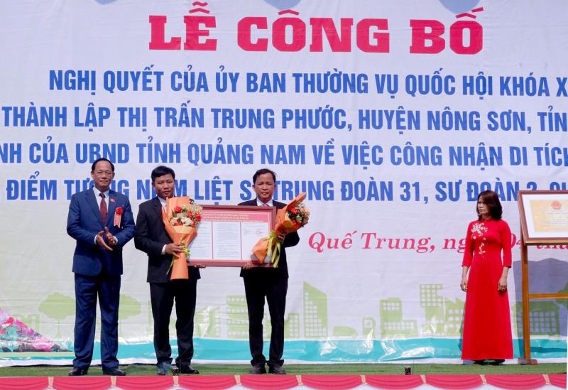 Thượng tướng Trần Quang Phương - Phó Chủ tịch Quốc hội trao Nghị quyết về việc thành lập thị trấn Trung Phước.