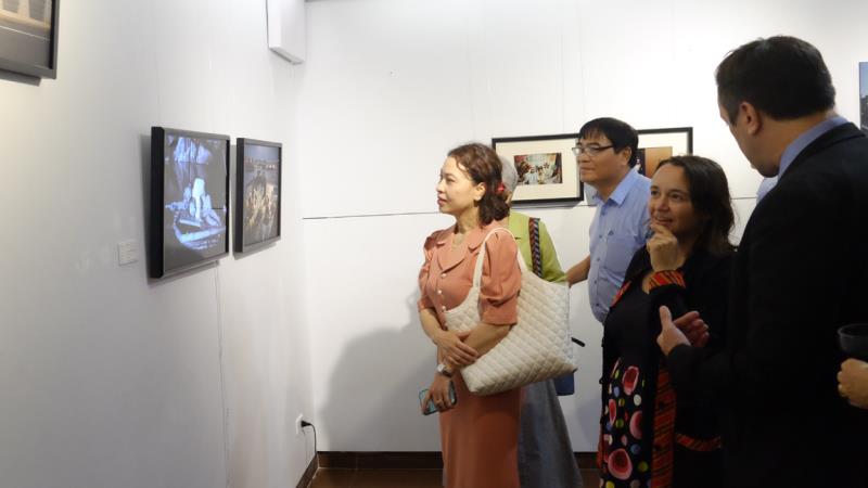 Các đại biểu tham quan, thưởng lãm ảnh nghệ thuật của nhiếp ảnh gia Lâm Đức Hiền.