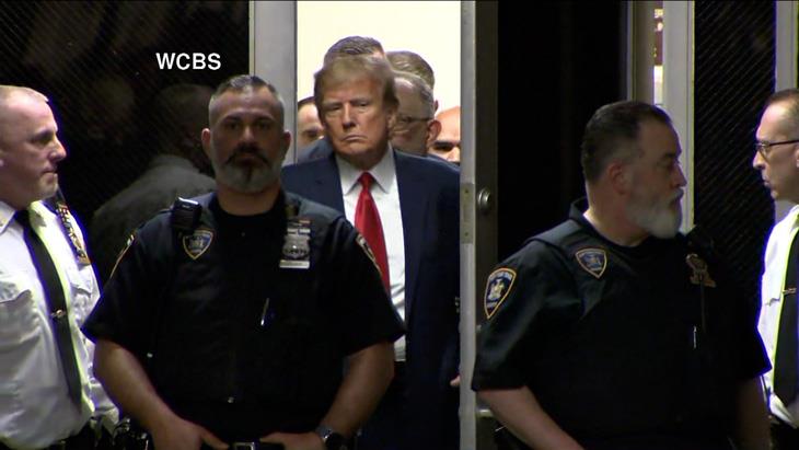 Ông Trump (góc phải) rời khỏi tòa án.
Ảnh: CNN