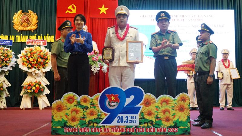 Thượng úy Nguyễn Thành Thái (trang phục PCCC và CNCH) thực hành sử dụng cắt thủy lực.