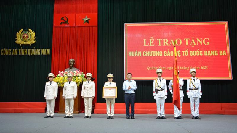 Thừa ủy quyền, Chủ tịch UBND tỉnh Quảng Nam Lê Trí Thanh trao Huân chương bảo vệ Tổ quốc hạng Ba cho Phòng Tổ chức cán bộ Công an tỉnh.