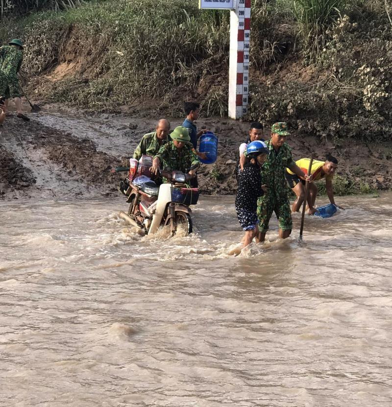 Một điểm cầu tràn bị ngập trong mưa lũ tại địa bàn H.Hướng Hóa
