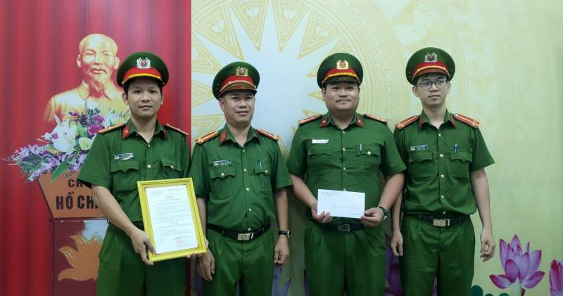 Thượng tá Trần Văn Thọ, Phó Trưởng CAQ Thanh Khê và lãnh đạo UBND phường Xuân Hà trao thưởng cho CBCS CAP