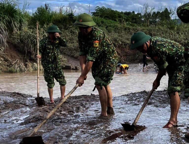 Bộ đội Biên phòng Quảng Trị xử lý bùn đất do mưa lũ tại một điểm cầu tràn trên tuyến Lìa, H.Hướng Hóa.