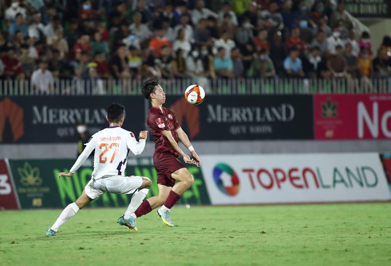 T. Bình Đình (áo sẫm) đang dẫn đầu bảng xếp hạng V-League 2023 sau 4 vòng đấu.
